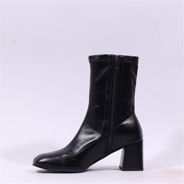 Una Healy Feathered Block Heel Ankleboot - Vinyl